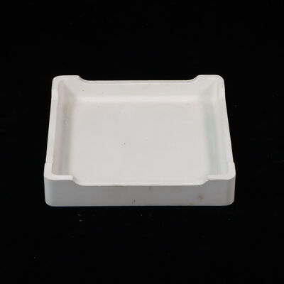 بوته نسوز با سطح صاف که دوام طولانی مدت را تضمین می کند و برای محیط های ذوب شیشه و پخت سرامیک مناسب است.