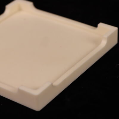 نسبت پواسون 025 سینی سرامیکی اکسید آلومینیوم با مقاومت دی‌الکتریک 18 تا 20 کیلوولت بر میلی‌متر و مقاومت خمشی 200 تا 400 مگاپاسکال