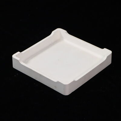 بوته نسوز با سطح صاف که دوام طولانی مدت را تضمین می کند و برای محیط های ذوب شیشه و پخت سرامیک مناسب است.