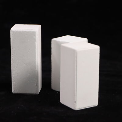 مقاومت خرد کردن سرد بیشتر از 90MPA کوره پست های ساخته شده از کورندوم مولیت و تراکم 2.8gcm3 طراحی شده برای عملکرد در سیستم کوره های صنعتی